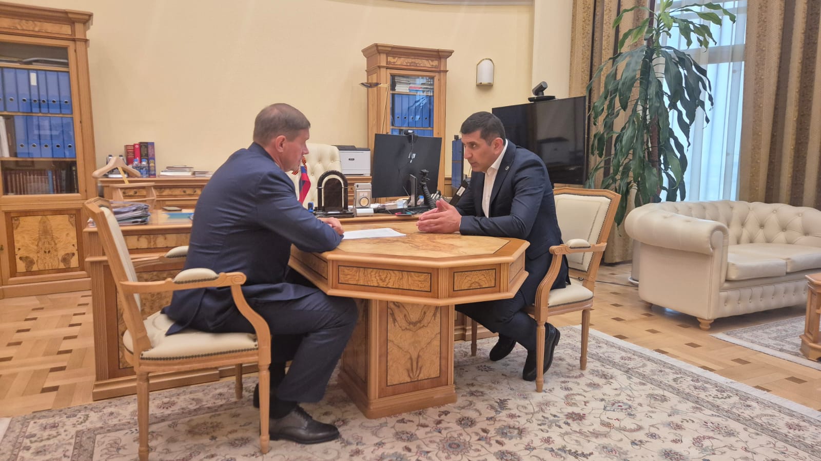 Встреча Председателя Национального банка РЮО Сослана Бекоева и заместителя Председателя Банка России Сергея Белова